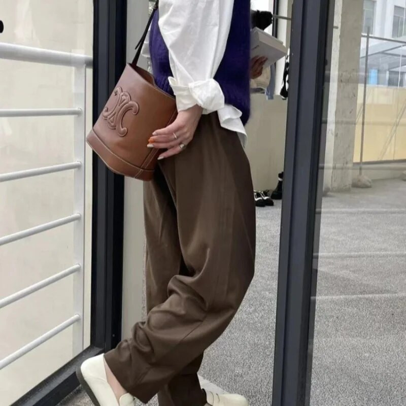 2023. gada jauns pavasaris, sieviešu apavi ar plakaniem papēžiem Sieviešu apavi ar smailiem papēžiem gaiši, vienkrāsaini mākslīgās ādas sieviešu modes modeļi