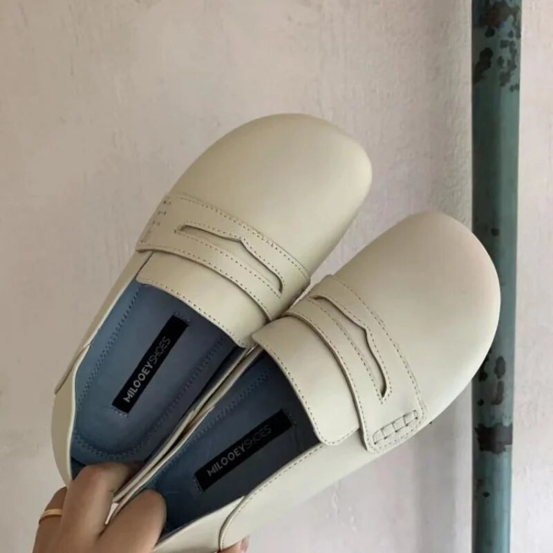 2023. gada jauns pavasaris, sieviešu apavi ar plakaniem papēžiem Sieviešu apavi ar smailiem papēžiem gaiši, vienkrāsaini mākslīgās ādas sieviešu modes modeļi