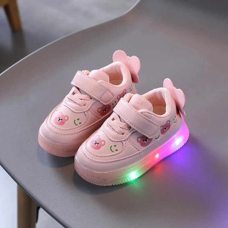 Zapatillas LED Kids Shoe Bērnu apavi meitenēm Zēniem Luminous Casual Sneakers Neslīdošs, mīksts, mirdzošs mazs lācis, toddler apavi