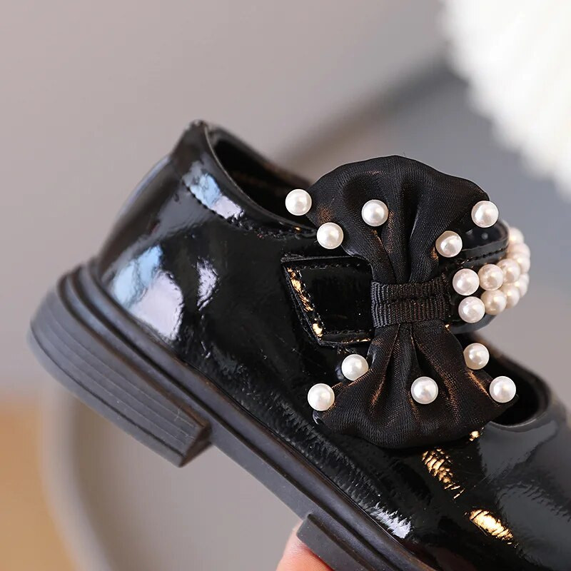 Lányos bőrcipők 2023 ősz, új gyerek Gyöngy masni hercegnős cipők Kislányos gyereklapos, csúszásmentes egyszemélyes cipők H647