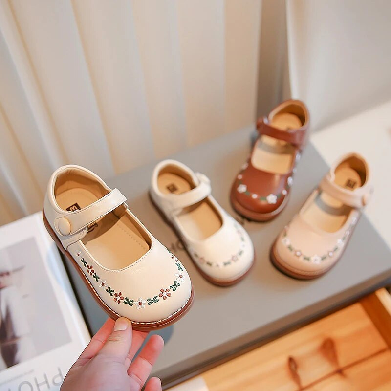 Nove jednostavne korejske cipele za ležerne djevojke iz 2023. godine, drop-shipping, cvijeće, vez, dječje modne kožne cipele, dječje cipele na kuku i petlju