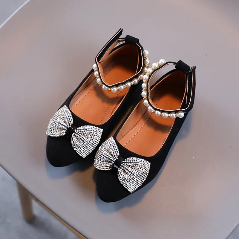 Meiteņu ādas apavi ballītēm kāzām Eleganti pavasara rudens ganāmpulka bērnu apavi Plakani mīksta princeses kristāla loka mezgla pērļu potītes siksna