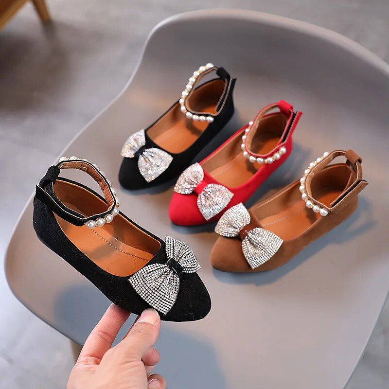 Meiteņu ādas apavi ballītēm kāzām Eleganti pavasara rudens ganāmpulka bērnu apavi Plakani mīksta princeses kristāla loka mezgla pērļu potītes siksna