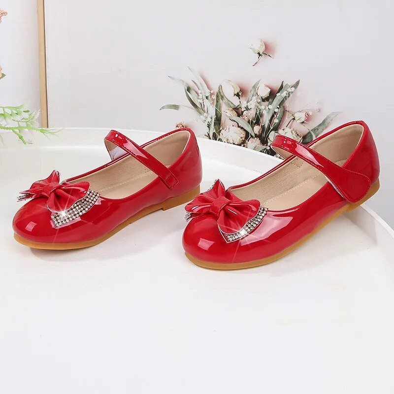 Nove dječje modne kožne cipele iz 2023. Jednostavne neklizajuće cipele s kopčom i omčom Sjajni slatki dječji Mary Janes za vjenčanje