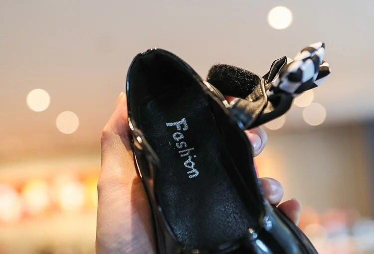 Proljeće 2023. Nove crne kožne cipele za djevojčice Modne dječje natikače princeze za studente Sjajne s mašnom od šahovnice