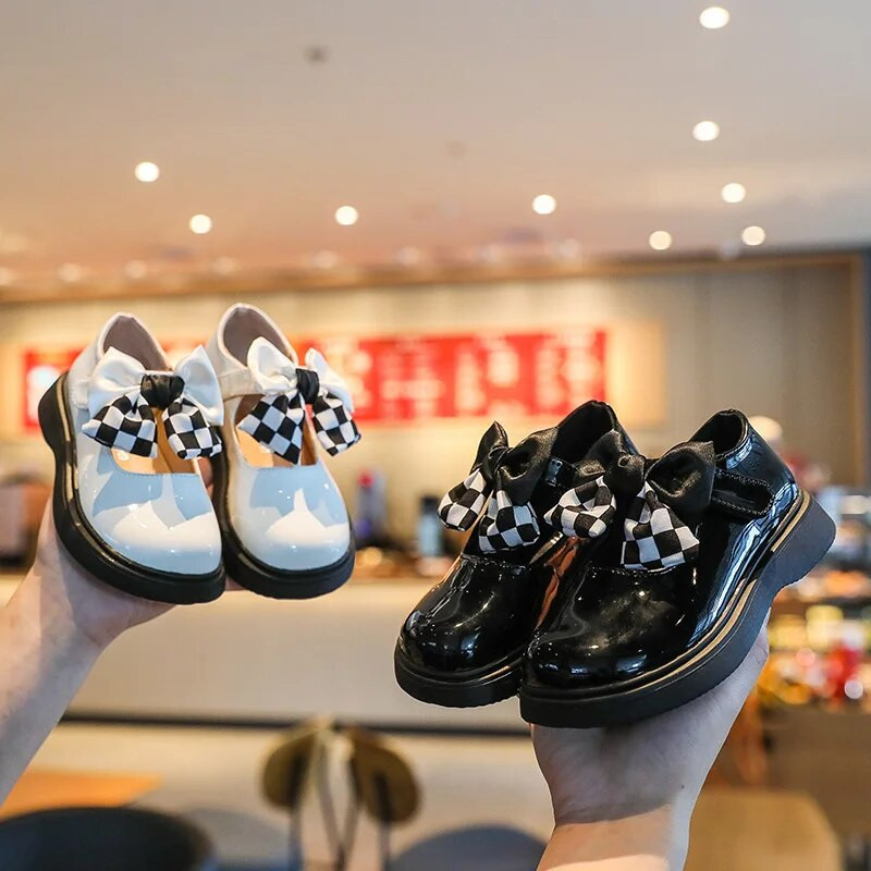 Proljeće 2023. Nove crne kožne cipele za djevojčice Modne dječje natikače princeze za studente Sjajne s mašnom od šahovnice