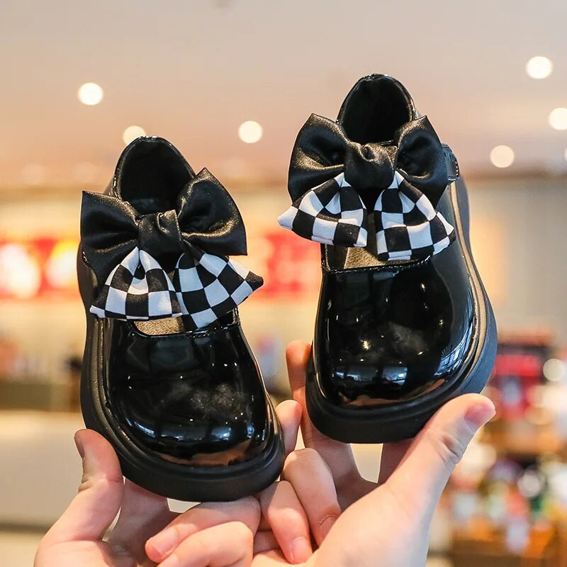 Proljeće 2023. Nove crne kožne cipele za djevojčice Modne dječje natikače princeze za studente Sjajne s mašnom od šahovnice