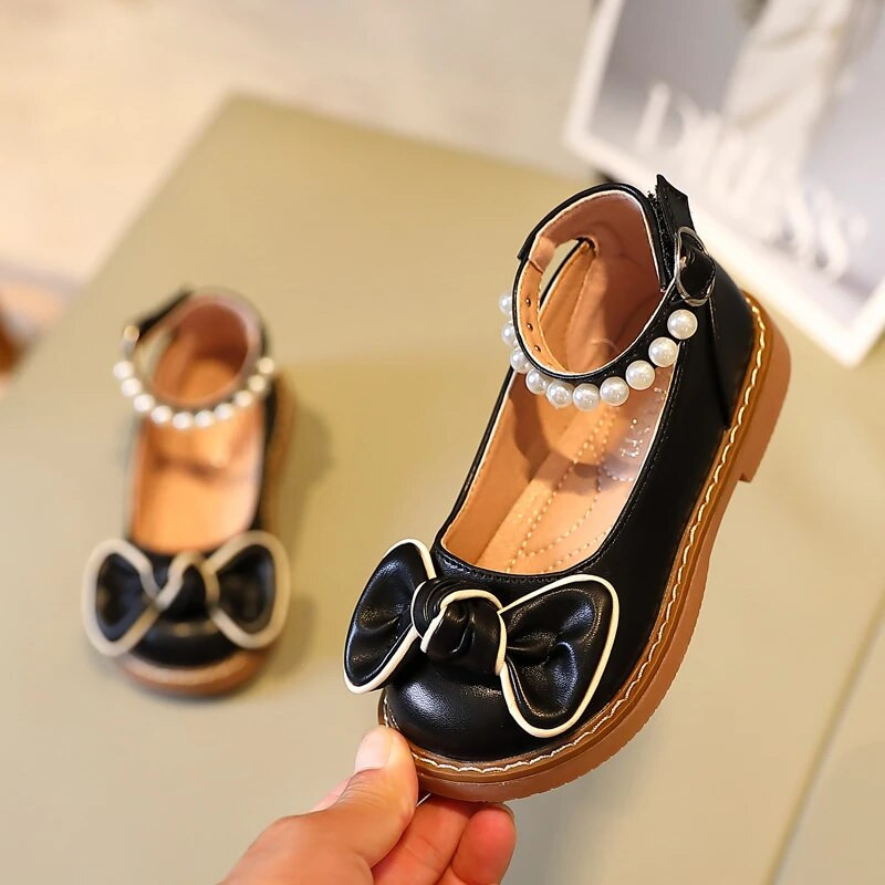 Gyöngyök hercegnős cipők gyerekeknek új koreai stílusú 2023-as nyár íj, sokoldalú, alkalmi sekély Mary Jane parti esküvői műsorokhoz Új