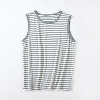 Modāla vīriešu svītraina veste liela izmēra bezpiedurknēm, brīva, liela izmēra krekls ar apaļu kaklu.