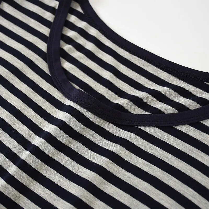 Modāla vīriešu svītraina veste liela izmēra bezpiedurknēm, brīva, liela izmēra krekls ar apaļu kaklu.