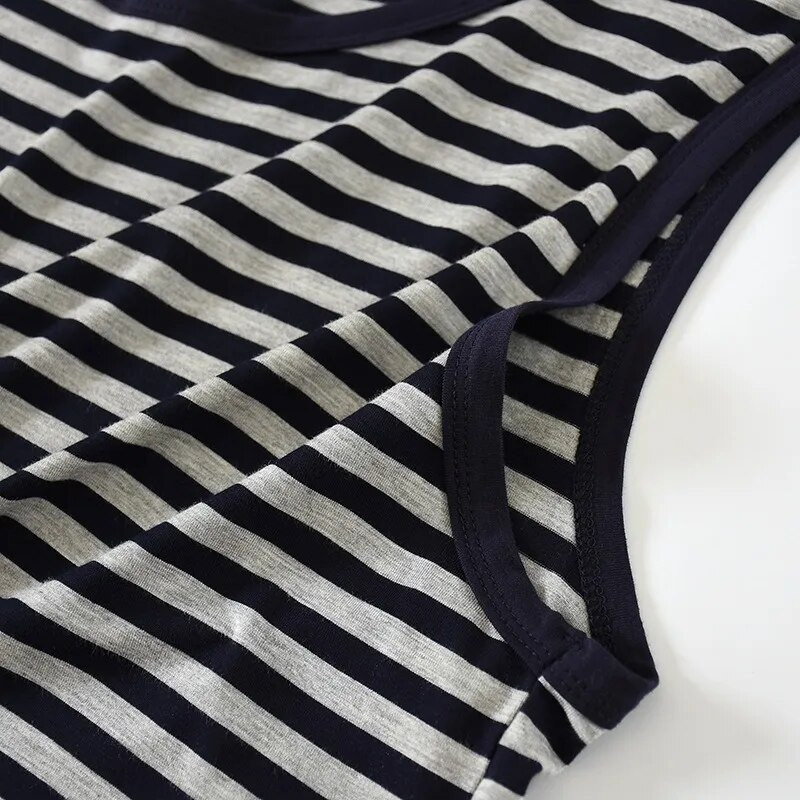 Modāla vīriešu svītraina veste liela izmēra bezpiedurknēm, brīva, liela izmēra krekls ar apaļu kaklu.