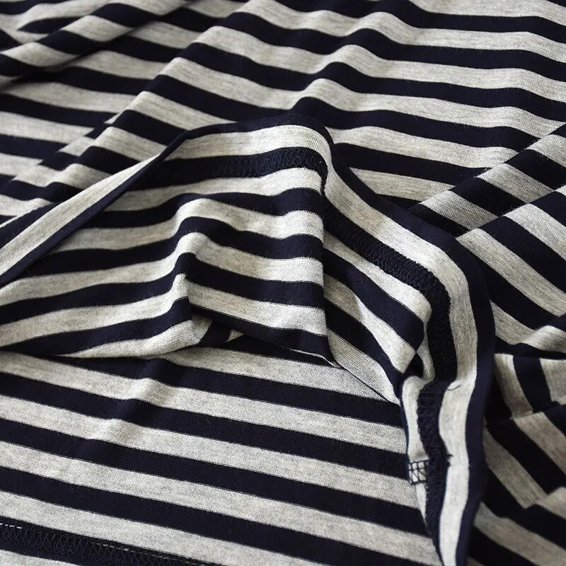 Modāla vīriešu svītraina veste liela izmēra bezpiedurknēm, brīva, liela izmēra krekls ar apaļu kaklu.