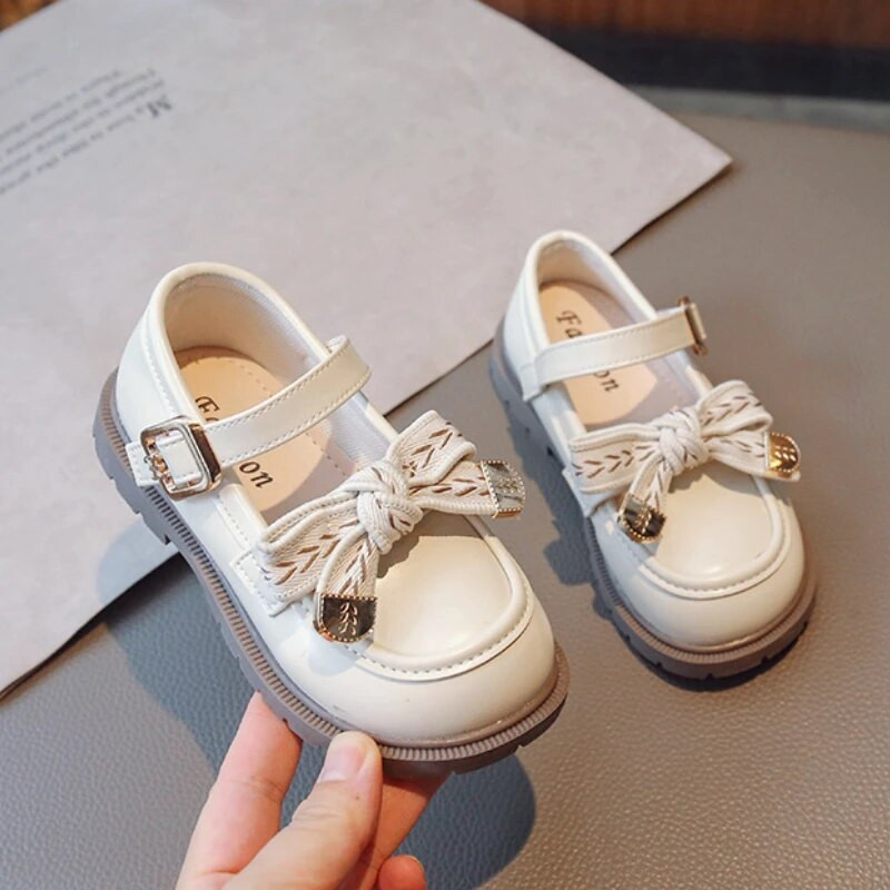 Bež crne dječje modne mokasine Kožne cipele za slatku djevojčicu s mašnom Jednostavna omča s kukom 2023 Nove dječje ravne cipele s okruglim prstima Ležerne Mary Janes