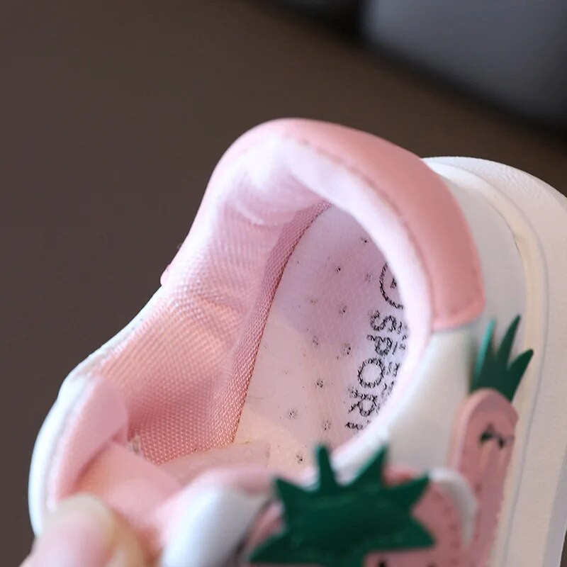 2022. gada pavasaris, jauna meitene, bērnudārzs, zemeņu balti, apavi ar zemu augšdaļu, mīksta zole, apavi bērniem, modes bērnu apavi