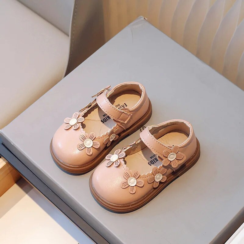 Nove kožne cipele za djevojčice iz 2023., Svestrane, slatke, cvjetne, s okruglim prstima, dječje školske svatove, uzročne modne neklizajuće dječje Mary Janes