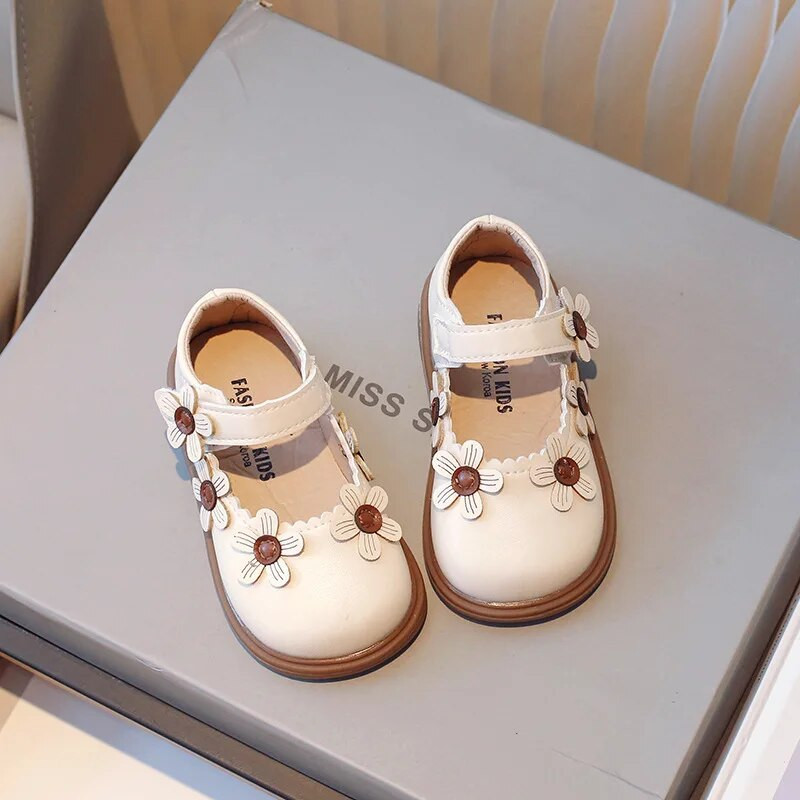 Nove kožne cipele za djevojčice iz 2023., Svestrane, slatke, cvjetne, s okruglim prstima, dječje školske svatove, uzročne modne neklizajuće dječje Mary Janes