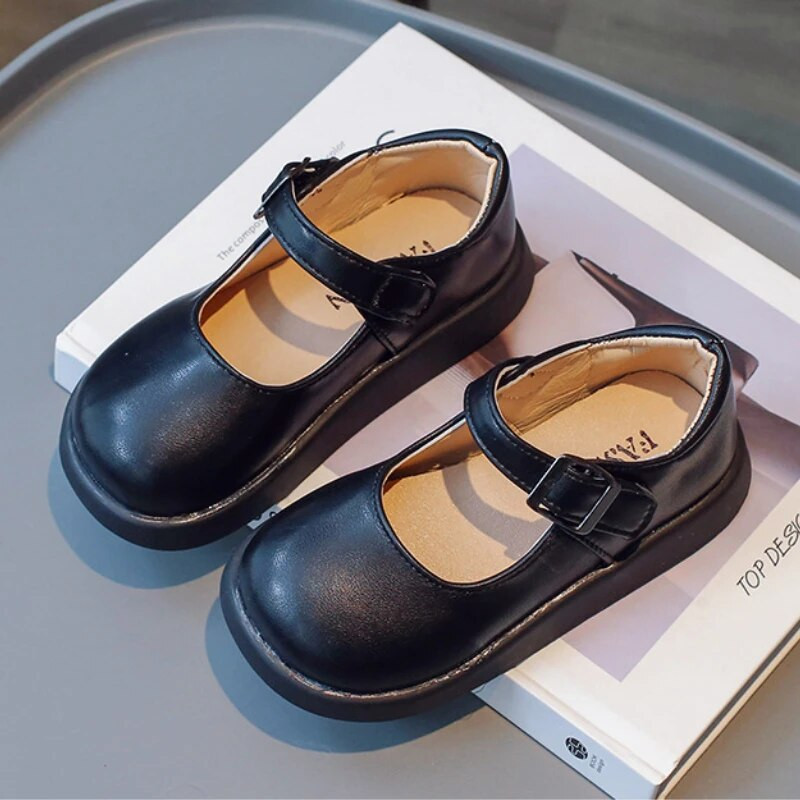 Fekete cipő lányiskolás gyerekeknek 2023 Egyszerű, egyszínű, vastag talpú, csúszásmentes divatos sokoldalú bőr gyerekcipők, alkalmi gyerekeknek