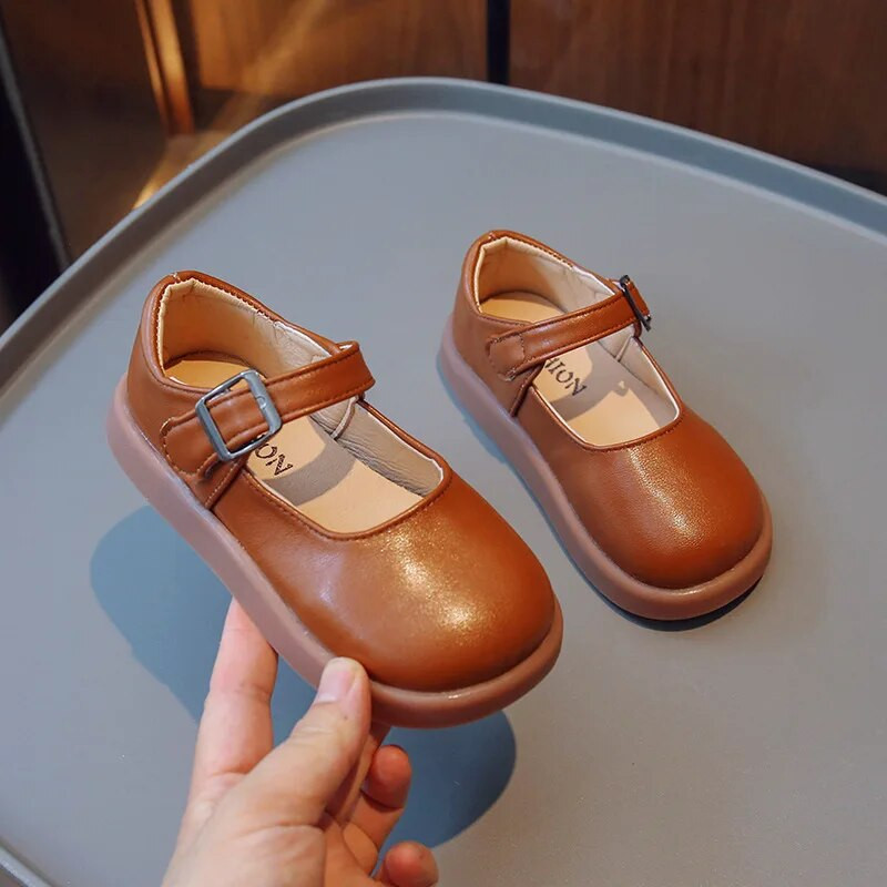Fekete cipő lányiskolás gyerekeknek 2023 Egyszerű, egyszínű, vastag talpú, csúszásmentes divatos sokoldalú bőr gyerekcipők, alkalmi gyerekeknek