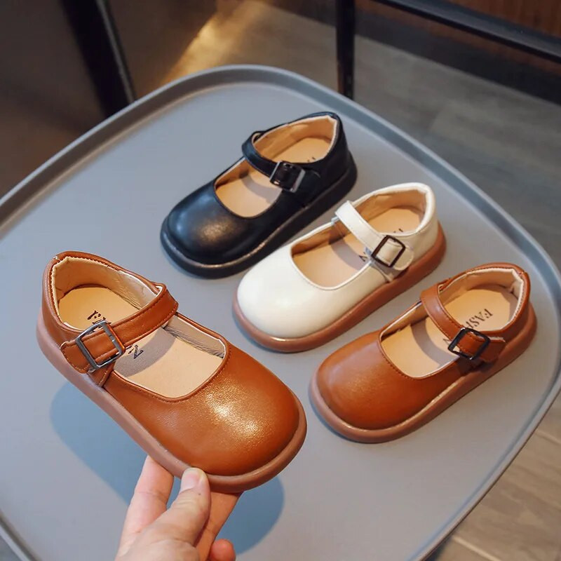Fekete cipő lányiskolás gyerekeknek 2023 Egyszerű, egyszínű, vastag talpú, csúszásmentes divatos sokoldalú bőr gyerekcipők, alkalmi gyerekeknek