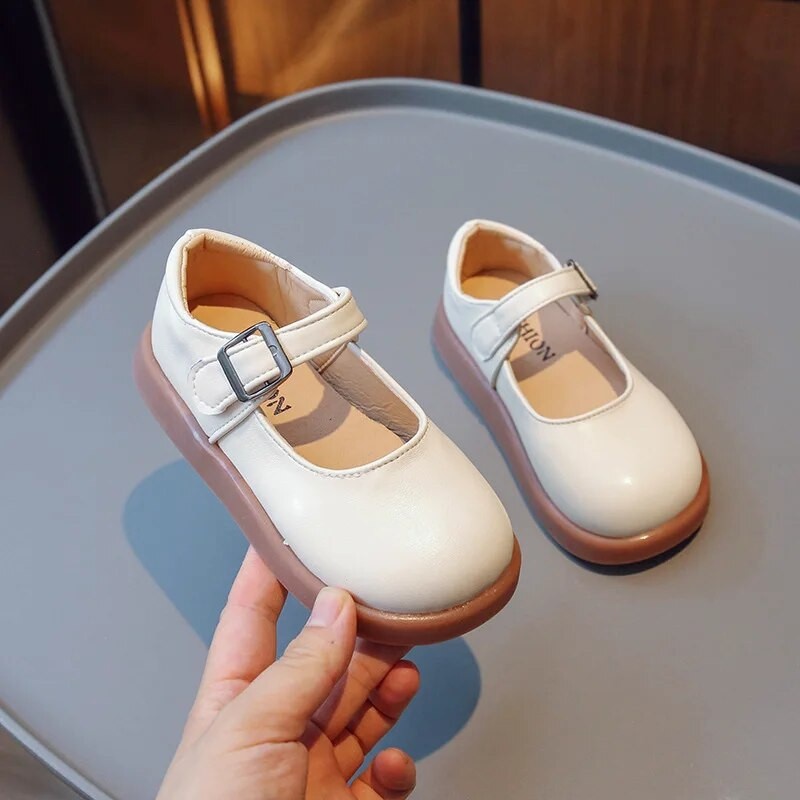 Fekete cipő lányiskolás gyerekeknek 2023 Egyszerű, egyszínű, vastag talpú, csúszásmentes divatos sokoldalú bőr gyerekcipők, alkalmi gyerekeknek