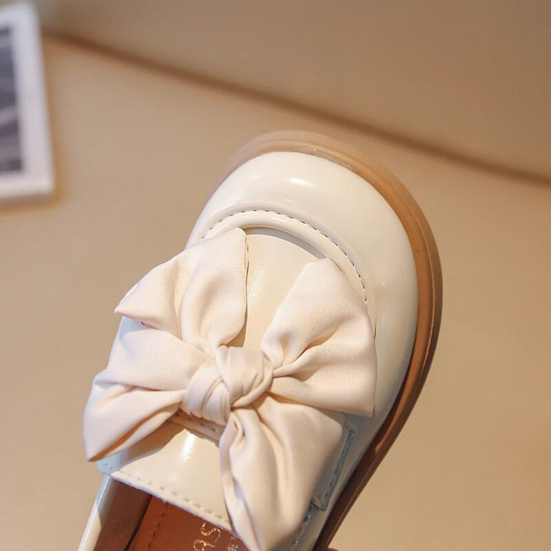 Pavasara meiteņu kurpes Lente Bowknot Melns Bēšs Bērnu PU apavi Lielas, uzvelkamas, skaistas, 23-35 mīlas bērnu plakanas