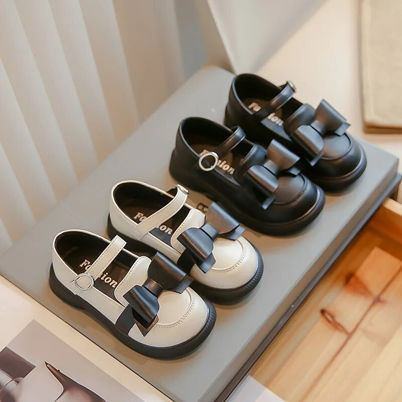 Vaikiški madingi Didžiosios Britanijos stiliaus mergaičių odiniai batai, skirti vienodiems vaikiškiems batams su kabliukais ir kilpomis, 2023 m. Nauji pavasario rudens kasdieniai