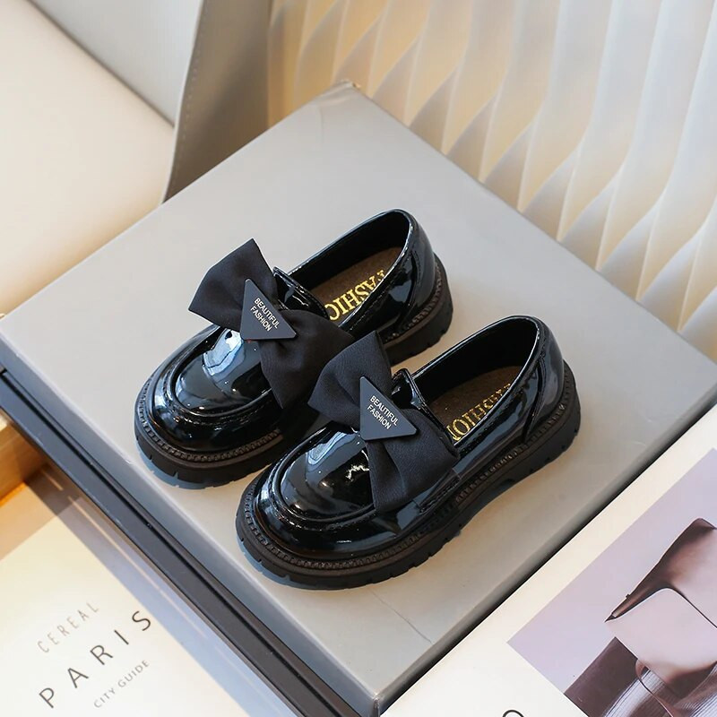 Kids Loafers Black Bow Versatile 2023. gada elpojošs, uzvelkams, vienkāršs bērnu modes ādas apavi Jauki, saldie princešu ikdienas apavi