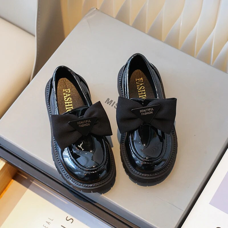 Kids Loafers Black Bow Versatile 2023. gada elpojošs, uzvelkams, vienkāršs bērnu modes ādas apavi Jauki, saldie princešu ikdienas apavi