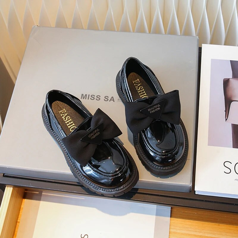 Kids Loafers Black Bow Versatile 2023. gada elpojošs, uzvelkams, vienkāršs bērnu modes ādas apavi Jauki, saldie princešu ikdienas apavi