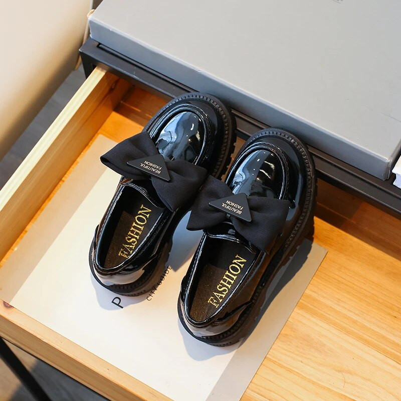 Kids Loafers Black Bow Versatile 2023. gada elpojošs, uzvelkams, vienkāršs bērnu modes ādas apavi Jauki, saldie princešu ikdienas apavi