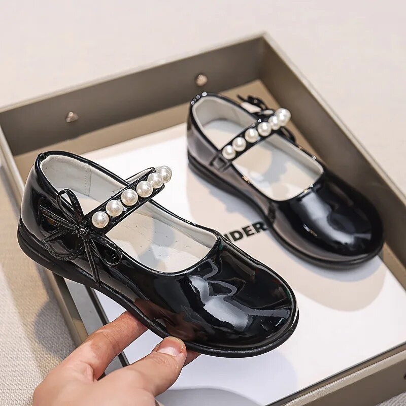 Melna klasika ar pērlēm Jauki, spīdīgi bērnu ikdienas apavi meitenēm Sekla 2023. gada vasaras un pavasara jauni bērnu apavi Eleganti šiki