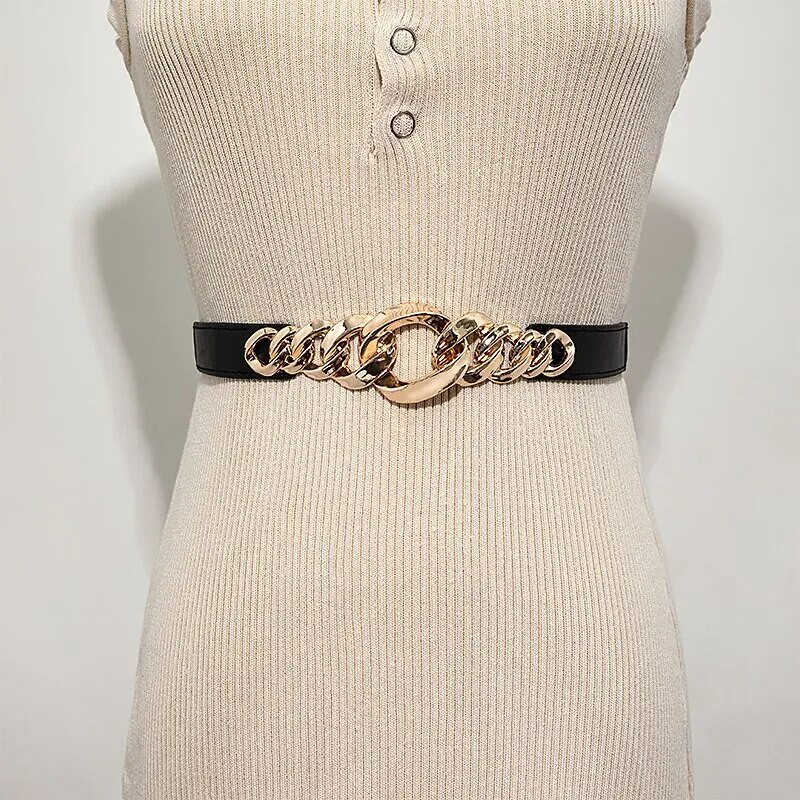 1-dijelno odijelo, traperice s crnim remenom s elastičnim metalnim kopčama i ženskim remenom