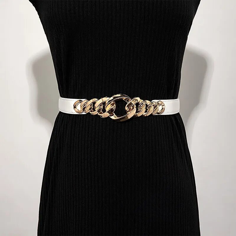 1-dijelno odijelo, traperice s crnim remenom s elastičnim metalnim kopčama i ženskim remenom