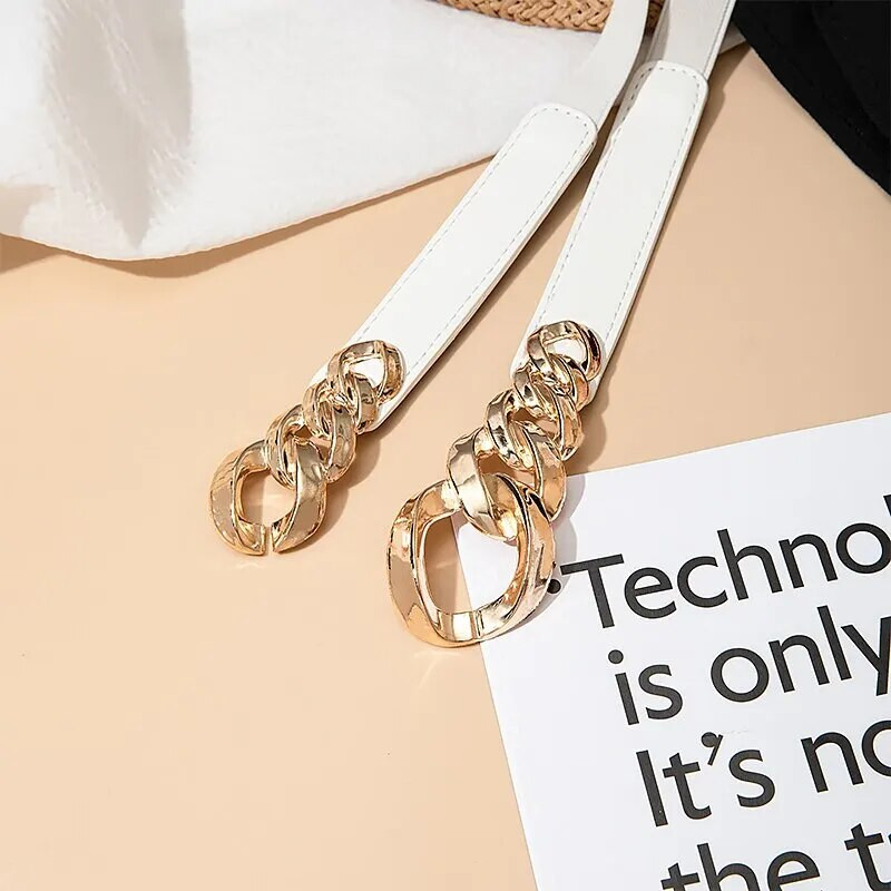 1-dijelno odijelo, traperice s crnim remenom s elastičnim metalnim kopčama i ženskim remenom