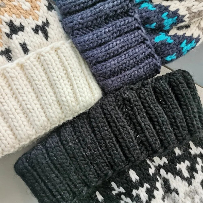 Divat Aranyos Print Hímzés Csupok Női Kalapok Férfiak Tél Gyapjú Meleg Szőrme Pompon táskás Kötött sapka Motorháztető sapkák Gorros Invierno