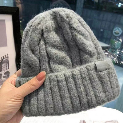 Nove ženske zimske tople pletene kapice, mekane heklane uvrnute jednobojne Skullie kape Ženska djevojka Elastična kapa otporna na hladnoću