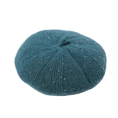 Temperamento paprasta bekraštė blizganti moteriška beretė, skirta kelionėms