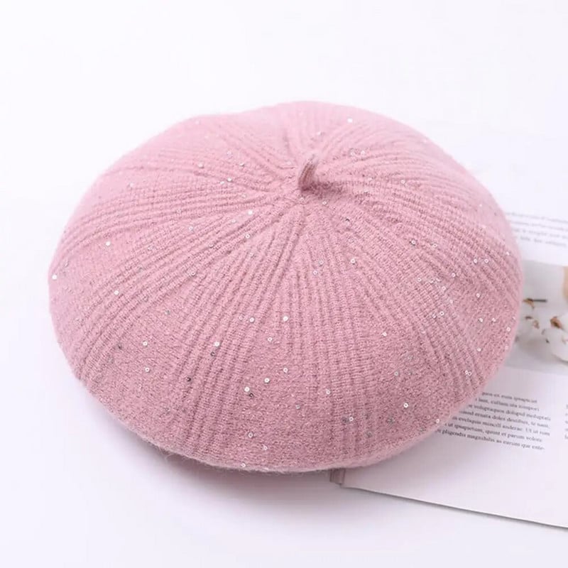 Temperamento paprasta bekraštė blizganti moteriška beretė, skirta kelionėms