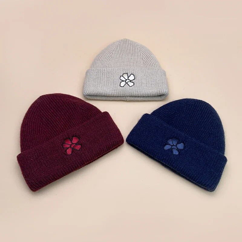 Vīrieši Sievietēm Silti Jauni Ziedu Izšuvumi Plīša Vilnas Spainis Trikotāžas Cepures Daudzpusīgas Ērtas Korejiešu Modes Rudens un Ziemas Jauki