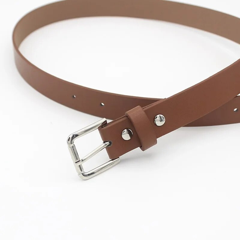 Jaunas modes, vispiemērotākās plānas jostas sieviešu studentu džinsi, melni apdares jostas tapas kvadrātveida sprādzes PU jostasvieta