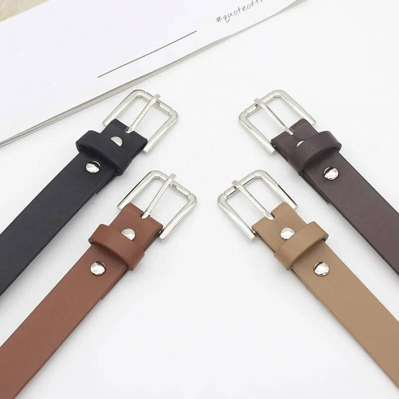 Jaunas modes, vispiemērotākās plānas jostas sieviešu studentu džinsi, melni apdares jostas tapas kvadrātveida sprādzes PU jostasvieta