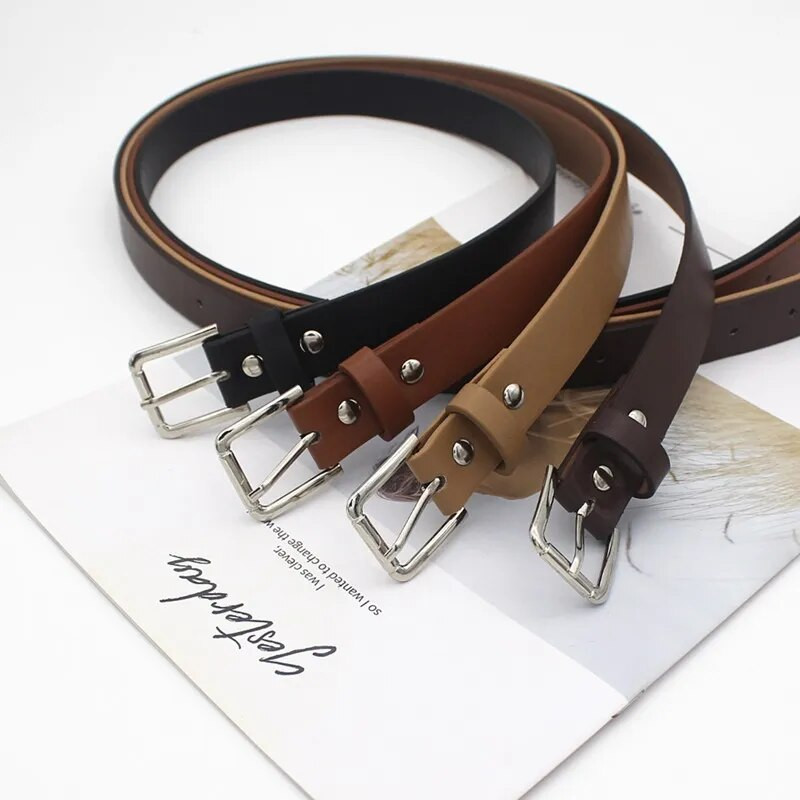 Jaunas modes, vispiemērotākās plānas jostas sieviešu studentu džinsi, melni apdares jostas tapas kvadrātveida sprādzes PU jostasvieta