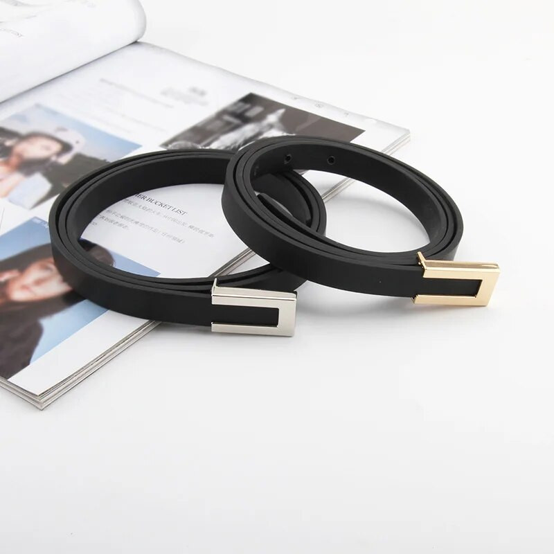 Uus moodne nahast õhuke vöö naistele metallist pandlaga vöörihm Disainer naiste pükskleit Lihtsa kaunistusega vöörihm