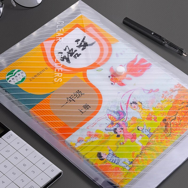 10 gab. Biezs failu maisiņš, caurspīdīgs, ūdensnecaurlaidīgs A4 formāta plastmasas informācijas maisiņš.