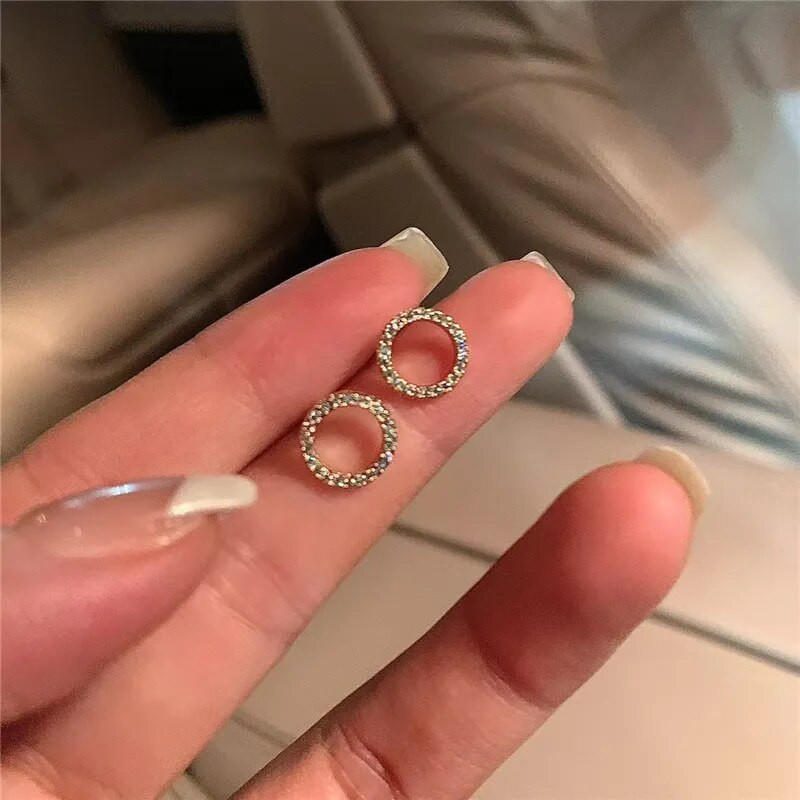 Delikatne male kružne naušnice s nitnama za žene Zlatne kristalne minimalističke korejske zabave Ljetni modni dodaci za nakit
