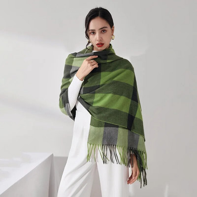 Pleteni šal od kariranog šala od kašmira luksuzne marke za žene Šal s kićankama s printom u boji Zimski topli šalovi od pašmine Omotači 2022.