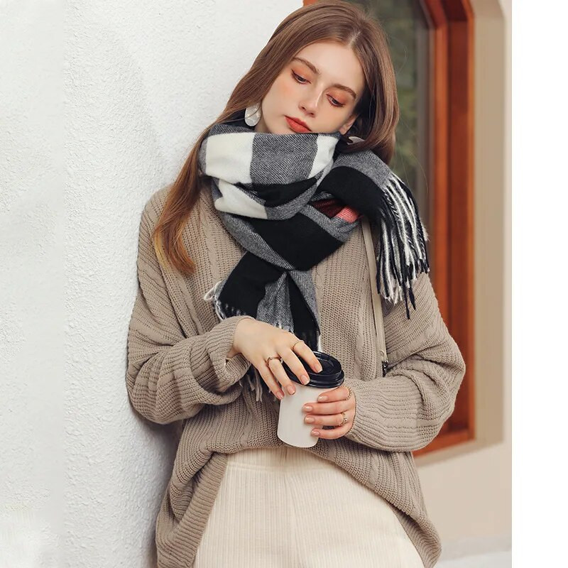 Pleteni šal od kariranog šala od kašmira luksuzne marke za žene Šal s kićankama s printom u boji Zimski topli šalovi od pašmine Omotači 2022.