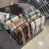 Novi ženski karirani šal za 2022. ide uz sve. Klasični karirani šal s dodirom kašmira za parove Jesen i zima, retro produljeni