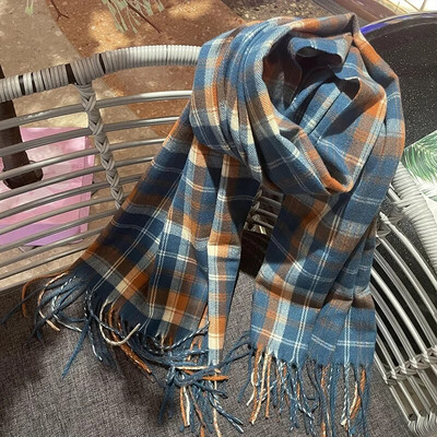 Novi ženski karirani šal za 2022. ide uz sve. Klasični karirani šal s dodirom kašmira za parove Jesen i zima, retro produljeni