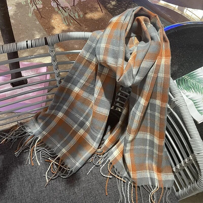 Novi ženski karirani šal za 2022. ide uz sve. Klasični karirani šal s dodirom kašmira za parove Jesen i zima, retro produljeni